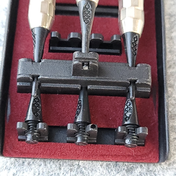 Halex Metal Tops Darts Set - Picture 6 of 7